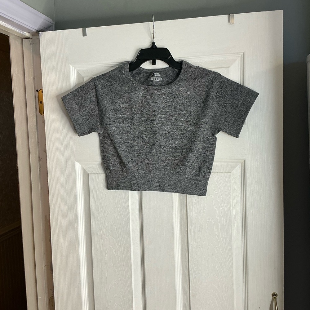 HALARA Gray Crop Top with Short Sleeves and Crew Neckline